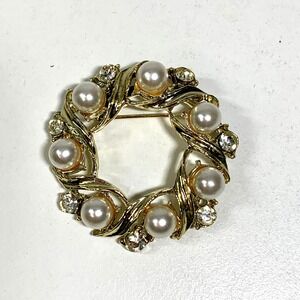 Vintage‎ Brooch Rhinestone Faux Pearl Wreath Gold Tone Christmas Festive